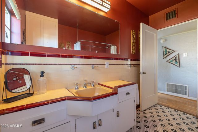 530 W WILSHIRE Drive, Phoenix, AZ 85003