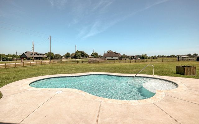 2688 Settlers Way Drive, Sealy, TX 77474