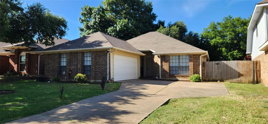 2204 Turf Club Drive, Arlington, TX 76017