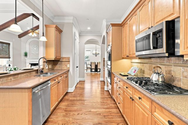 19 N Creekside Court, Houston, TX 77055