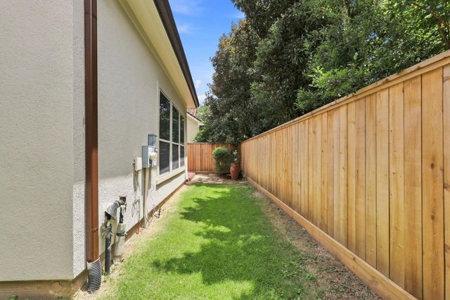 19 N Creekside Court, Houston, TX 77055