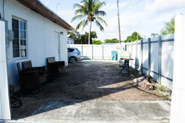 2955 NW 102nd St, Miami, FL 33147