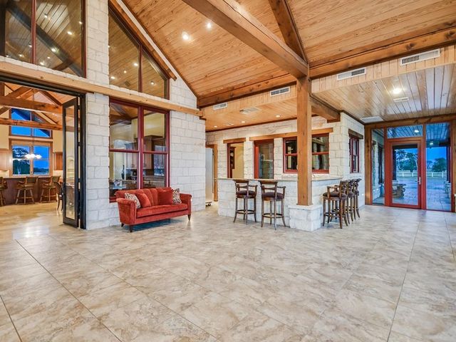 1584 County Road 226 RD, Giddings, TX 78942