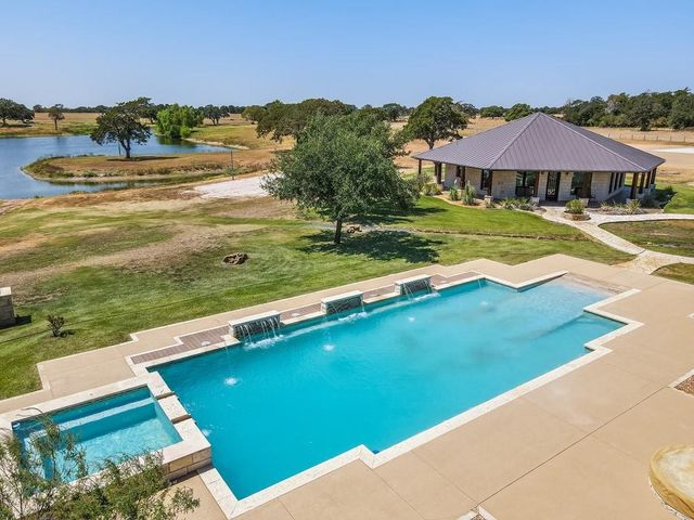 1584 County Road 226 RD, Giddings, TX 78942