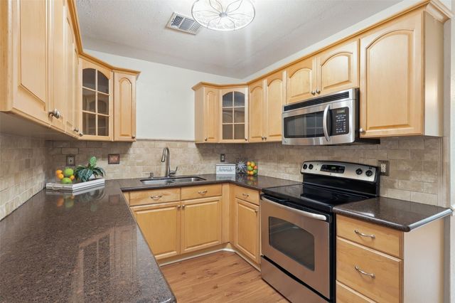 10 E Broken Oak Court, Spring, TX 77381