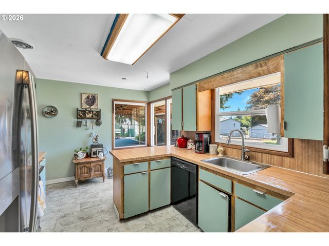 1883 Se ROSEBRIER Ct, Milwaukie, OR 97267