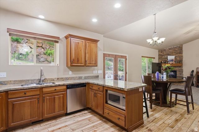 2452 OAK LN, Layton, UT 84040