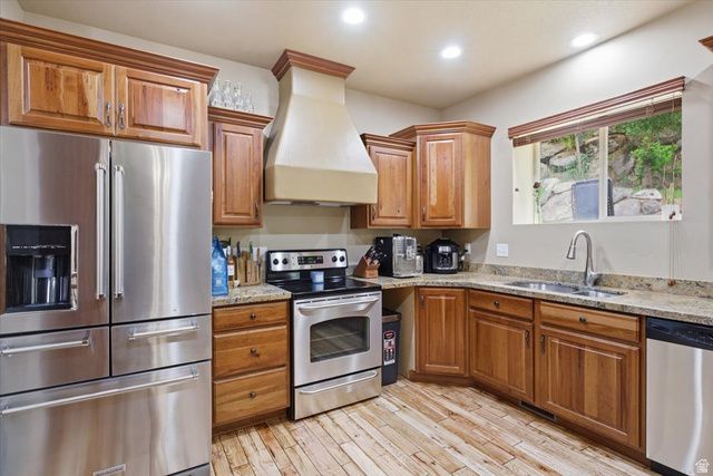 2452 OAK LN, Layton, UT 84040