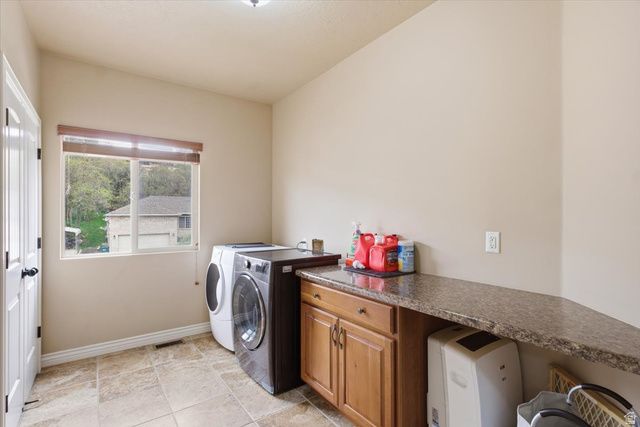 2452 OAK LN, Layton, UT 84040