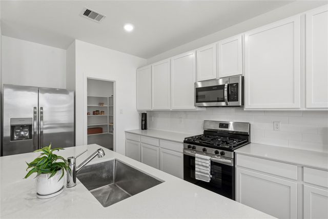 907 Heaven Drive, Beasley, TX 77417