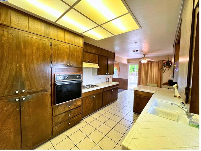 3025 Monticello Dr, Stockton, CA 95209