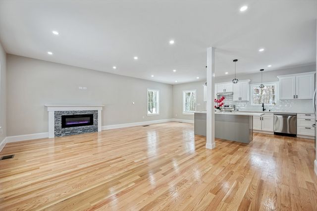 37 Dane Ave, Worcester, MA 01607