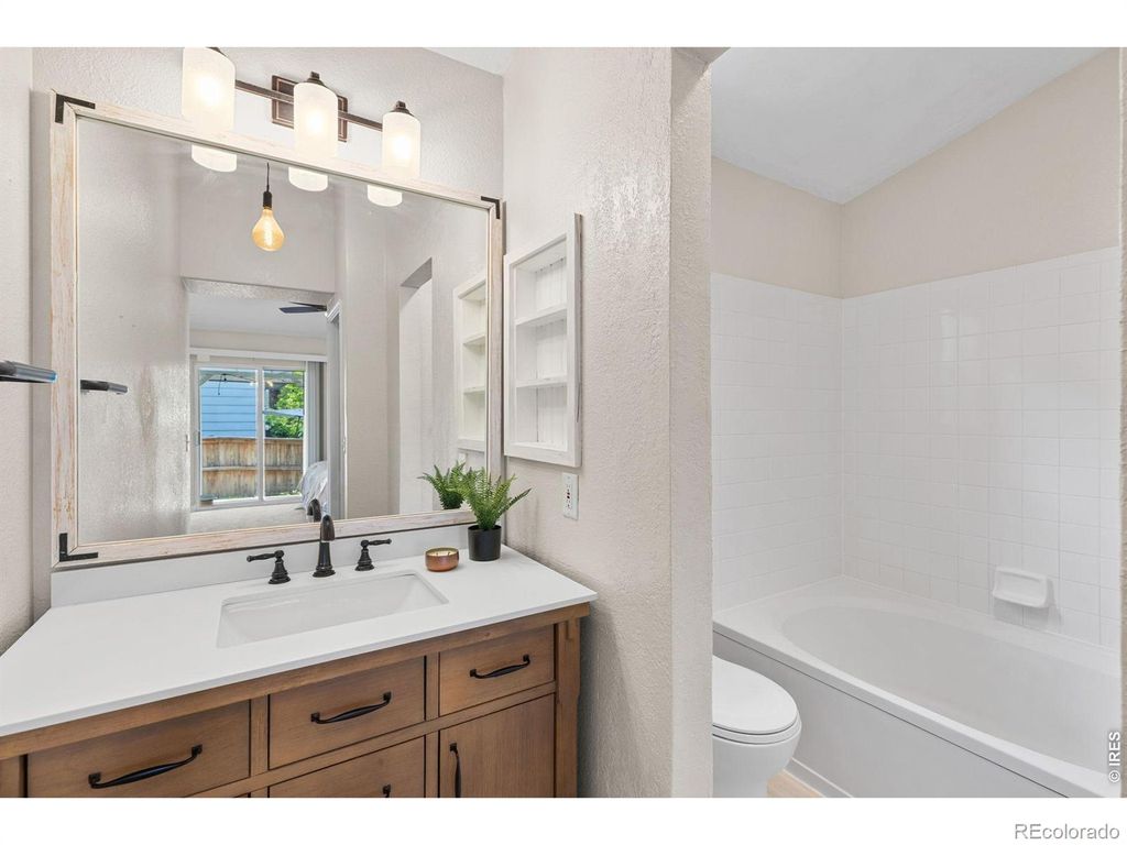 Image 20 of property listing at 9712 Queenscliffe Drive, Highlands Ranch, CO 80130