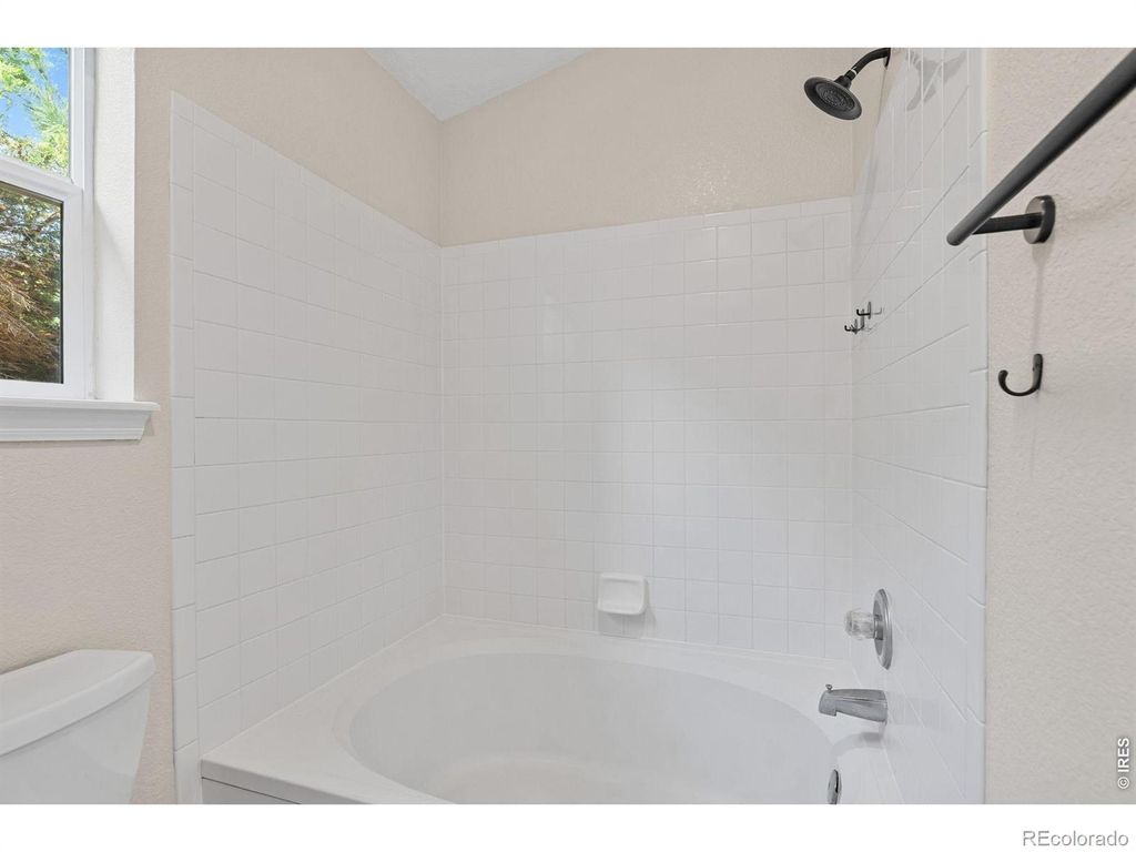 Image 22 of property listing at 9712 Queenscliffe Drive, Highlands Ranch, CO 80130