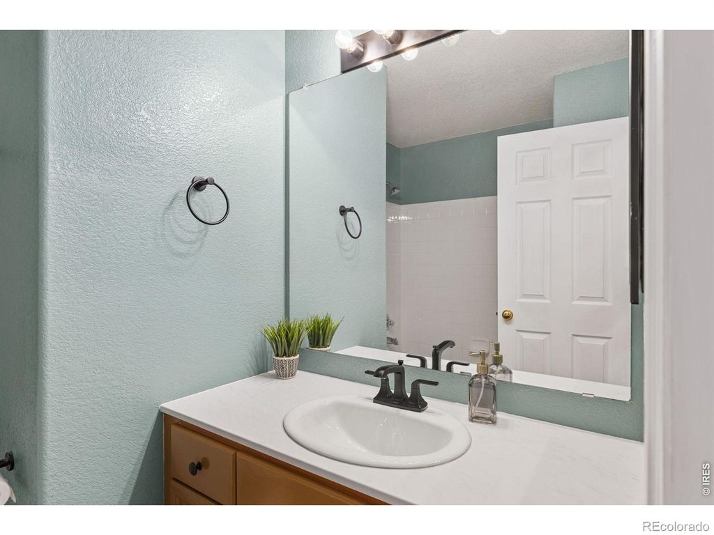 Image 28 of property listing at 9712 Queenscliffe Drive, Highlands Ranch, CO 80130