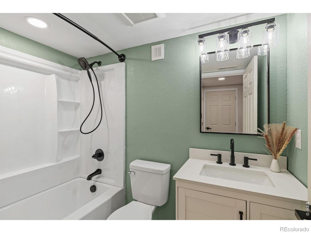 Image 36 of property listing at 9712 Queenscliffe Drive, Highlands Ranch, CO 80130