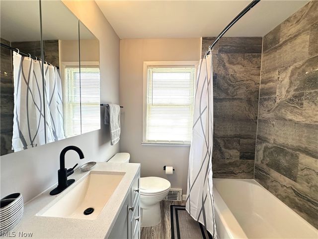 4507 E Frontenac Drive, Warrensville Heights, OH 44128