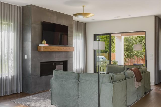 705 W 10th ST, Georgetown, TX 78626