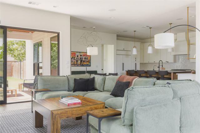 705 W 10th ST, Georgetown, TX 78626