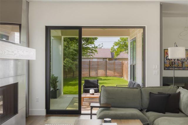 705 W 10th ST, Georgetown, TX 78626