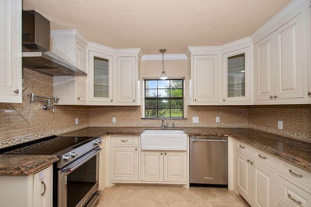 602 Cedar Creek Drive, Needville, TX 77461