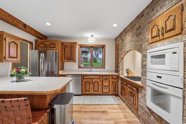 121 Saeger AVENUE, Oconomowoc, WI 53066