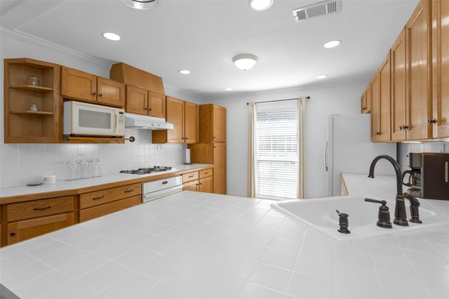 227 Crest Hill Drive, Conroe, TX 77301