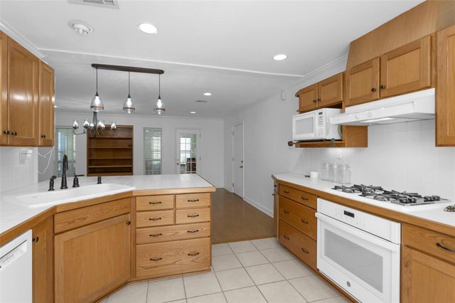 227 Crest Hill Drive, Conroe, TX 77301