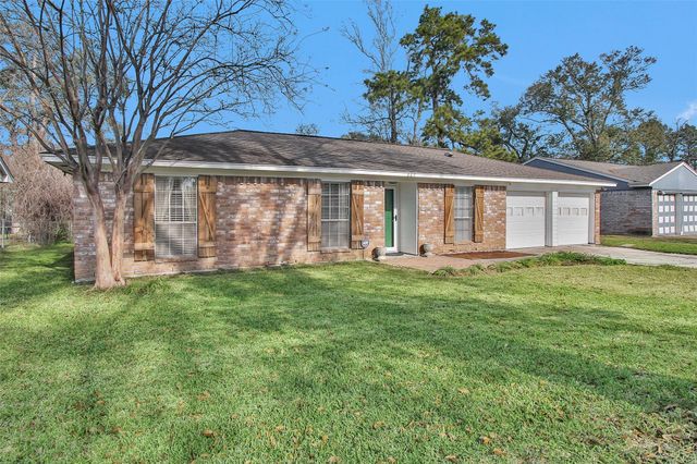 227 Crest Hill Drive, Conroe, TX 77301