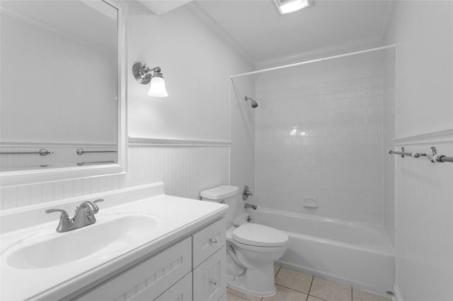 227 Crest Hill Drive, Conroe, TX 77301