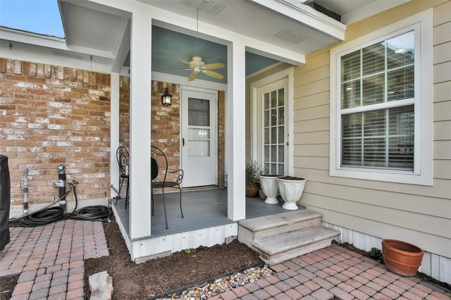 227 Crest Hill Drive, Conroe, TX 77301