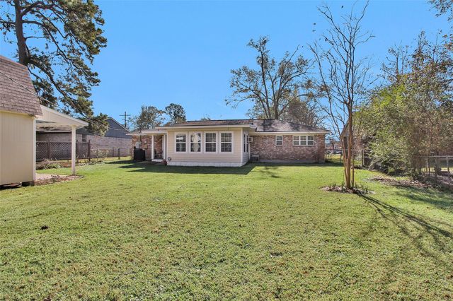 227 Crest Hill Drive, Conroe, TX 77301