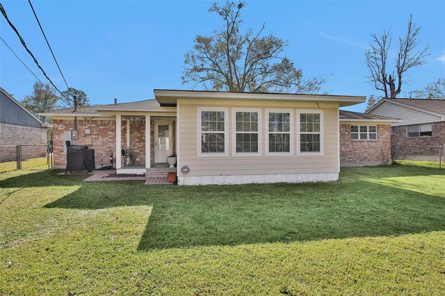 227 Crest Hill Drive, Conroe, TX 77301