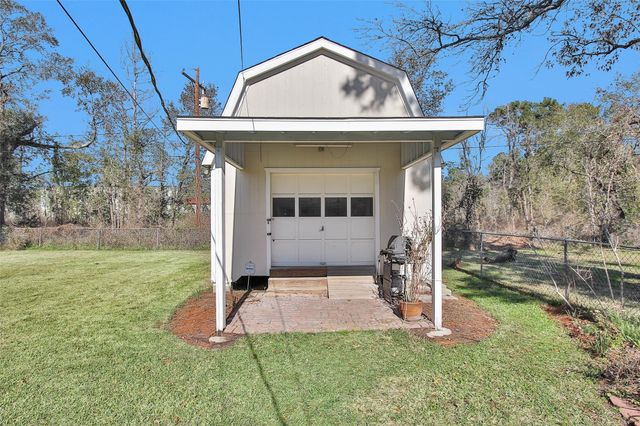 227 Crest Hill Drive, Conroe, TX 77301