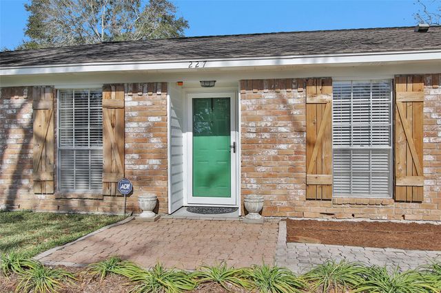 227 Crest Hill Drive, Conroe, TX 77301