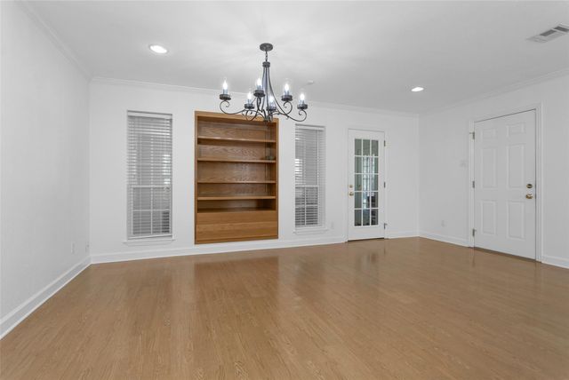 227 Crest Hill Drive, Conroe, TX 77301