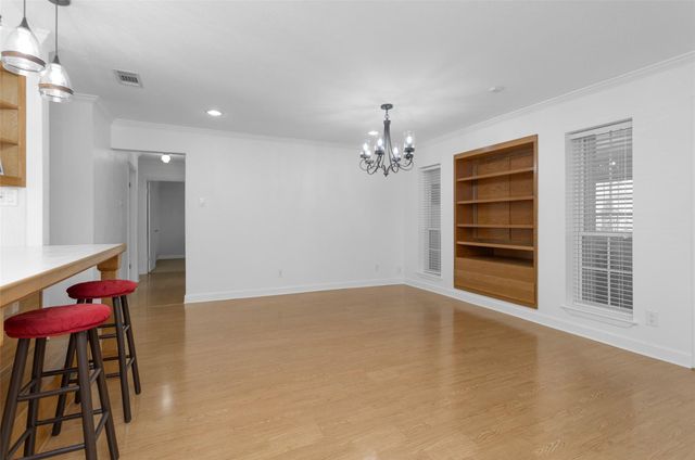 227 Crest Hill Drive, Conroe, TX 77301