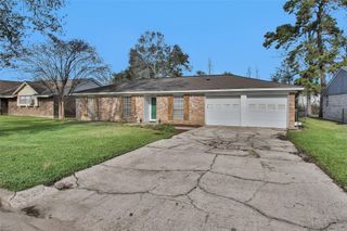 227 Crest Hill Drive, Conroe, TX 77301