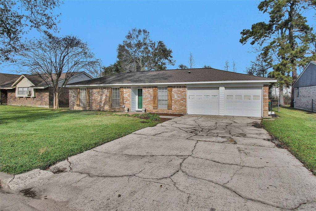 227 Crest Hill Drive, Conroe, TX 77301