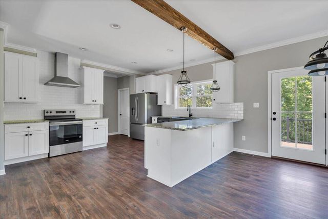 320 Windsor Castle DR, Moneta, VA 24121