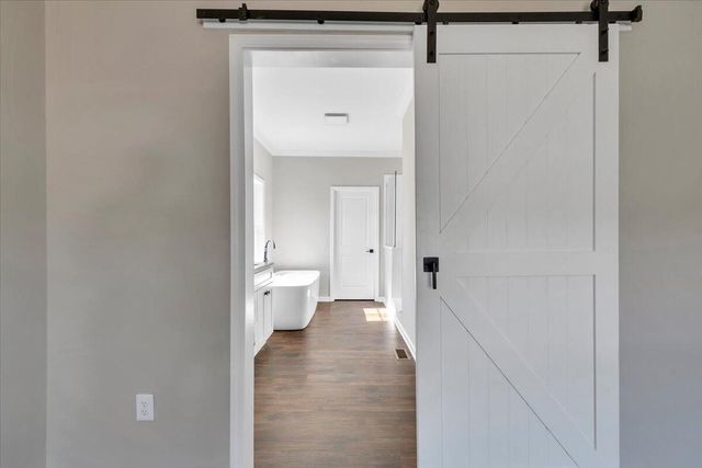 320 Windsor Castle DR, Moneta, VA 24121