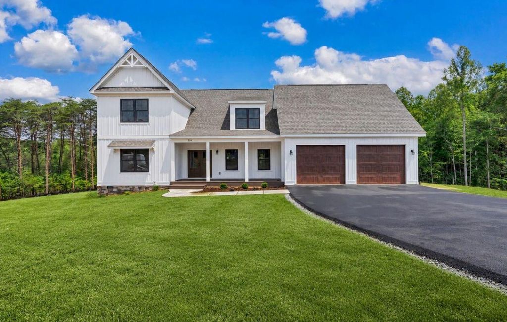 320 Windsor Castle DR, Moneta, VA 24121