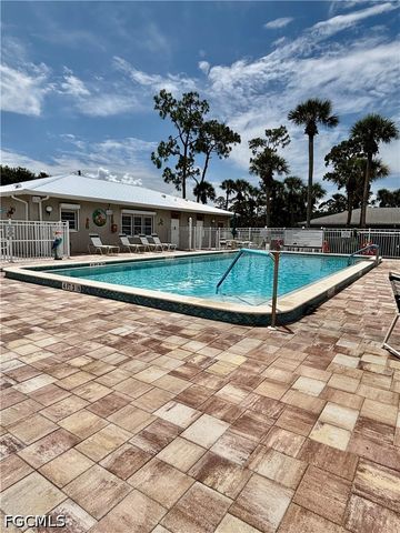 518 Pine Tree CT, North Fort Myers, FL 33917