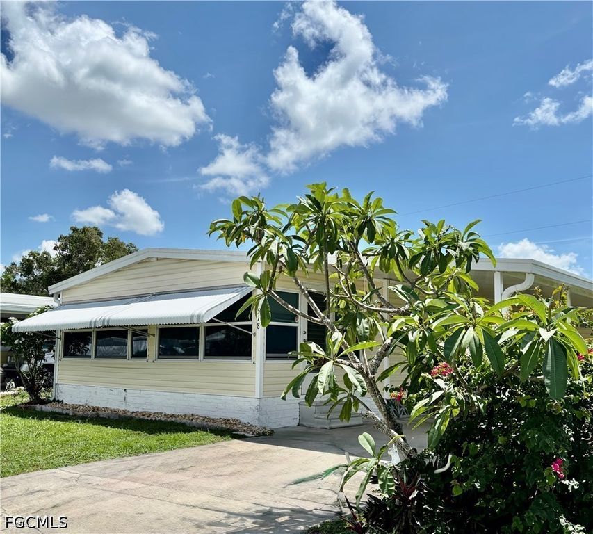 518 Pine Tree CT, North Fort Myers, FL 33917