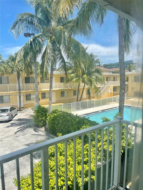 Image 21 of property listing at 2066 NE 167th St 3-108, North Miami Beach, FL 33162
