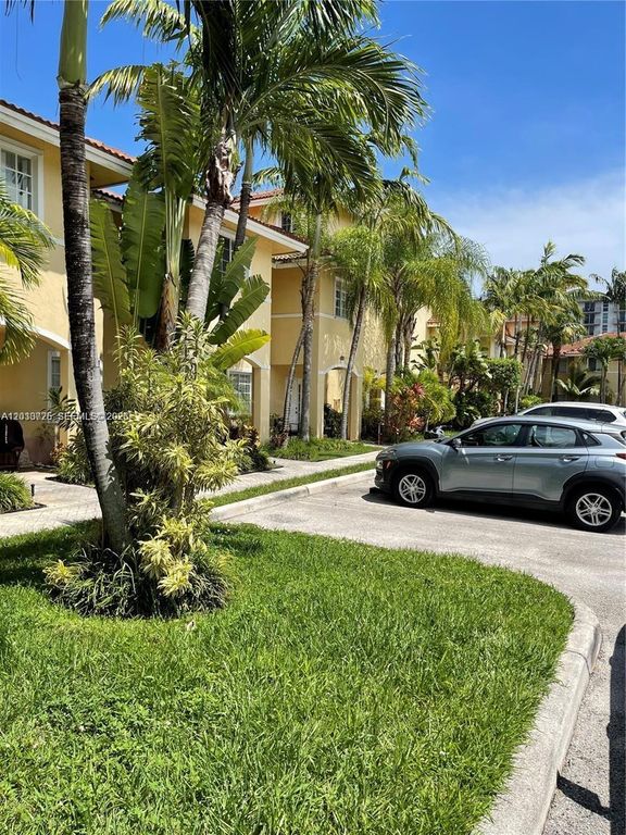 Image 4 of property listing at 2066 NE 167th St 3-108, North Miami Beach, FL 33162
