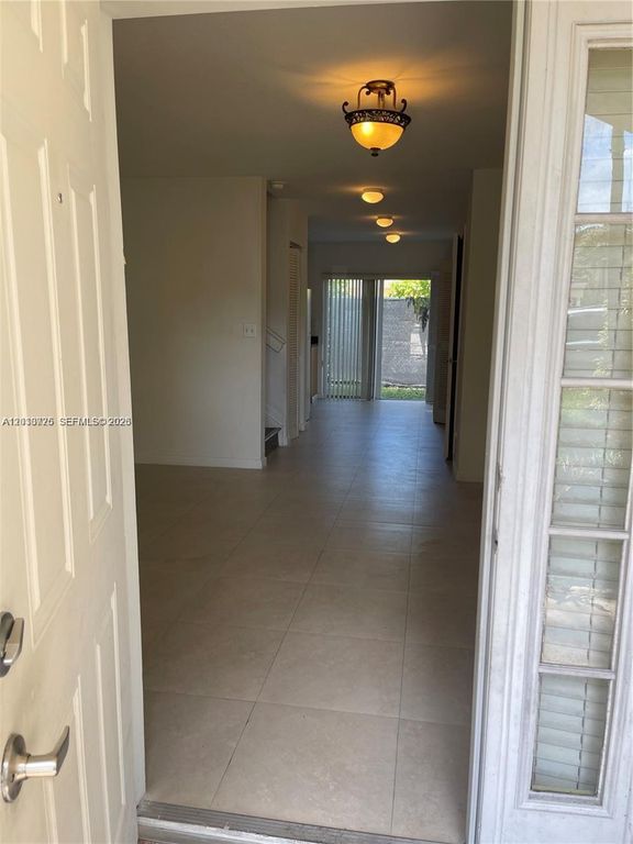 Image 6 of property listing at 2066 NE 167th St 3-108, North Miami Beach, FL 33162