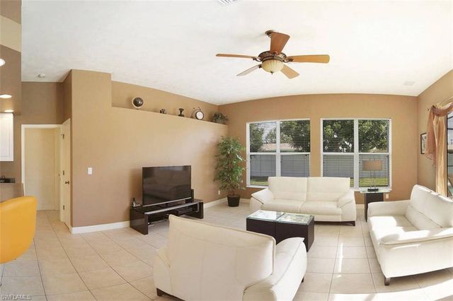 1725 SE 10th PL, Cape Coral, FL 33990