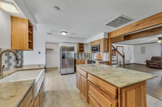 1902 Fm 563, Anahuac, TX 77514