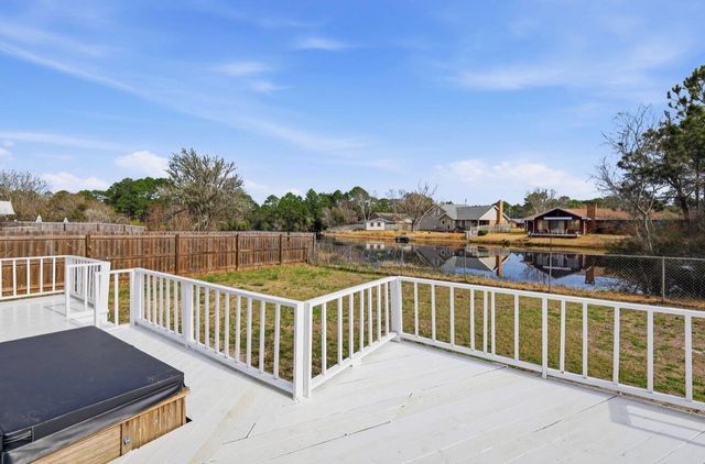 228 Lakeside Lane, Mary Esther, FL 32569